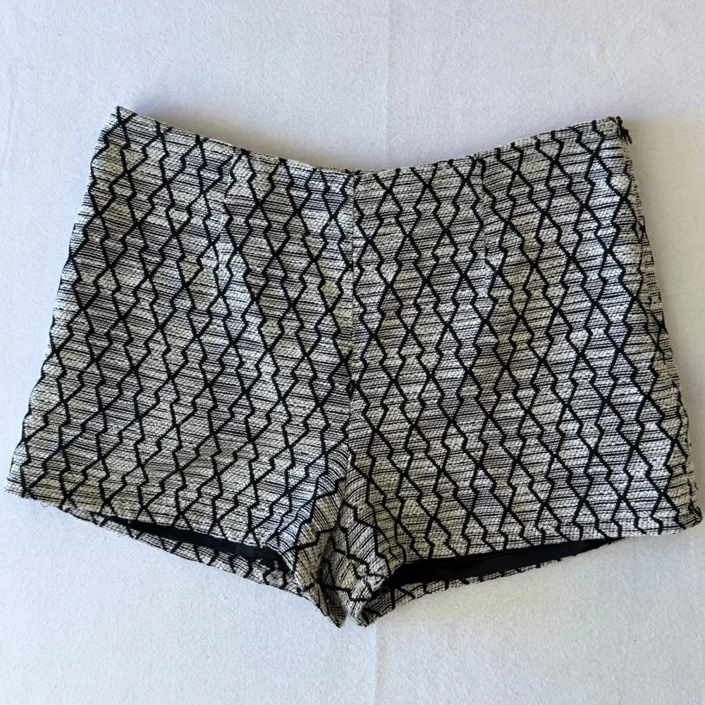 Love 21 Black White Geometric Diamond Jacquard Shorts Size M side zip - Picture 2 of 11